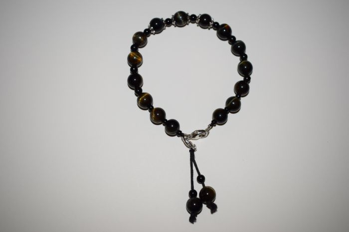 b17) Bracelet véritable pierres
d'oeil de faucon,onyx,obsidiennes, perles de verre
 fermoir argent massif 2 décos
 48 euros
 